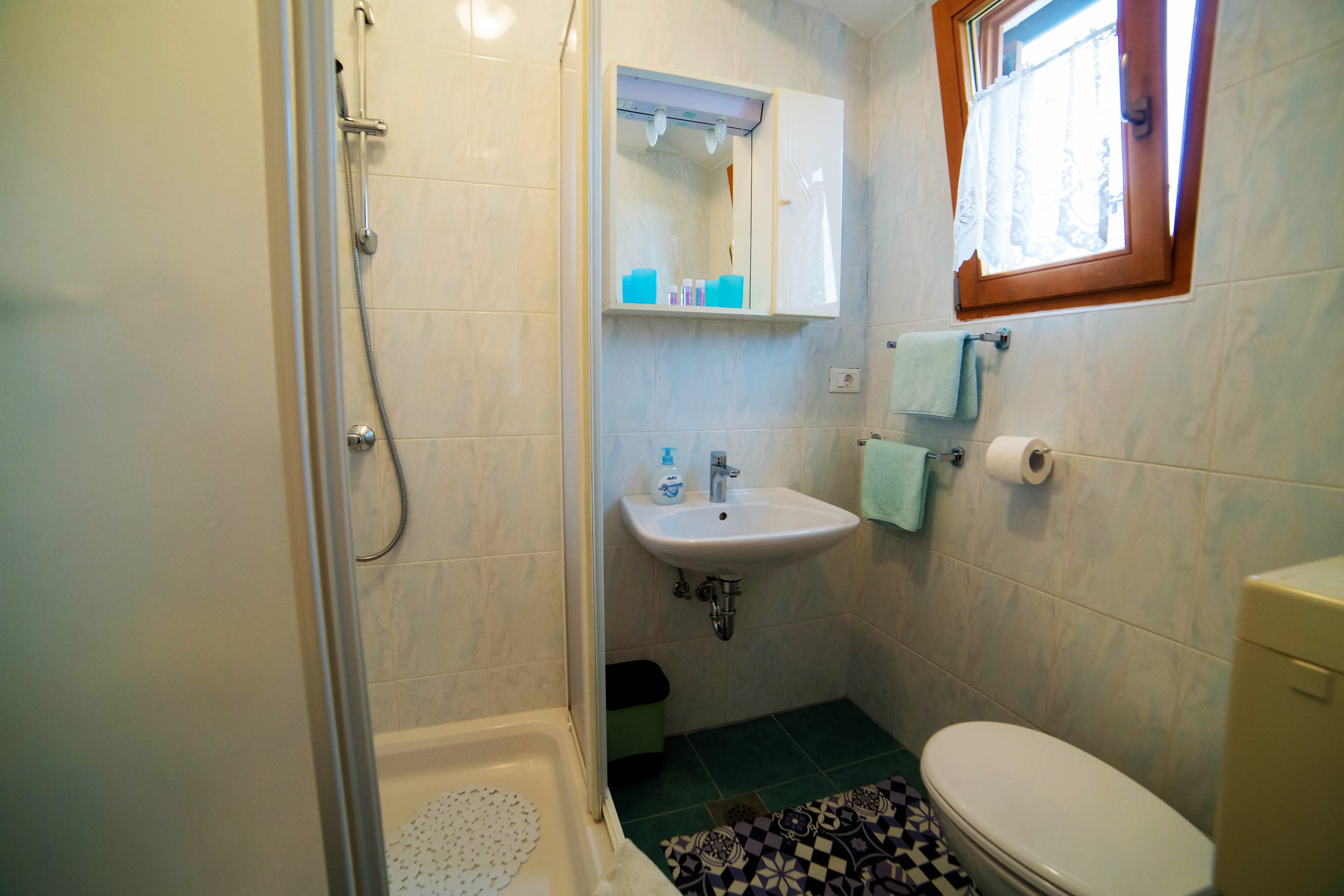 susnet bathroom with shower (2).jpg