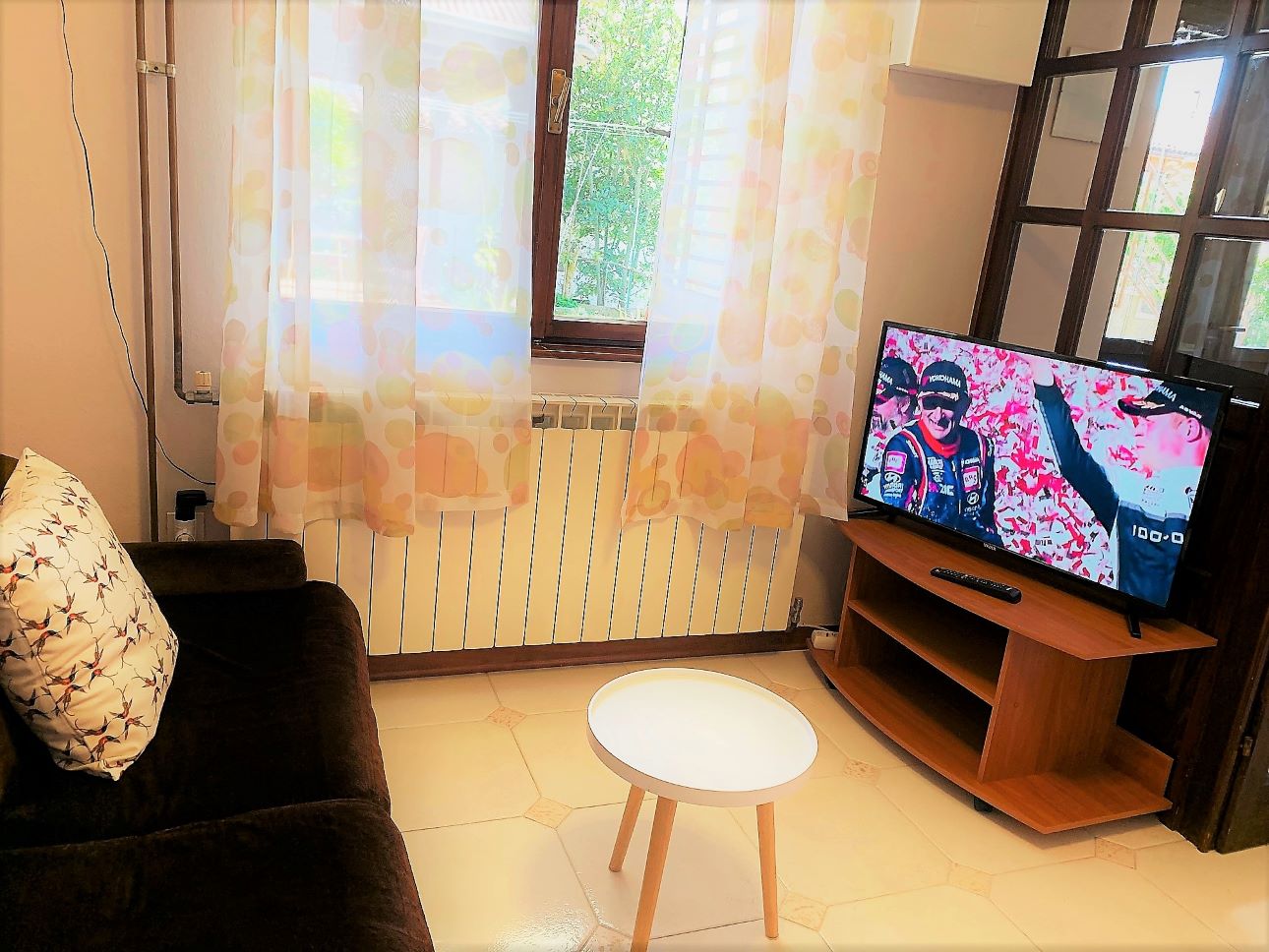 RUSTICO living room with flat screen tv 2019 travanj (2).jpg