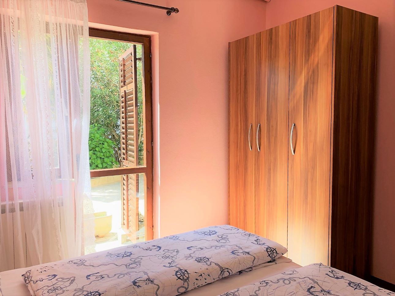 RUSTICO masterbedroom bed with painting 2019 travanj (2).jpg