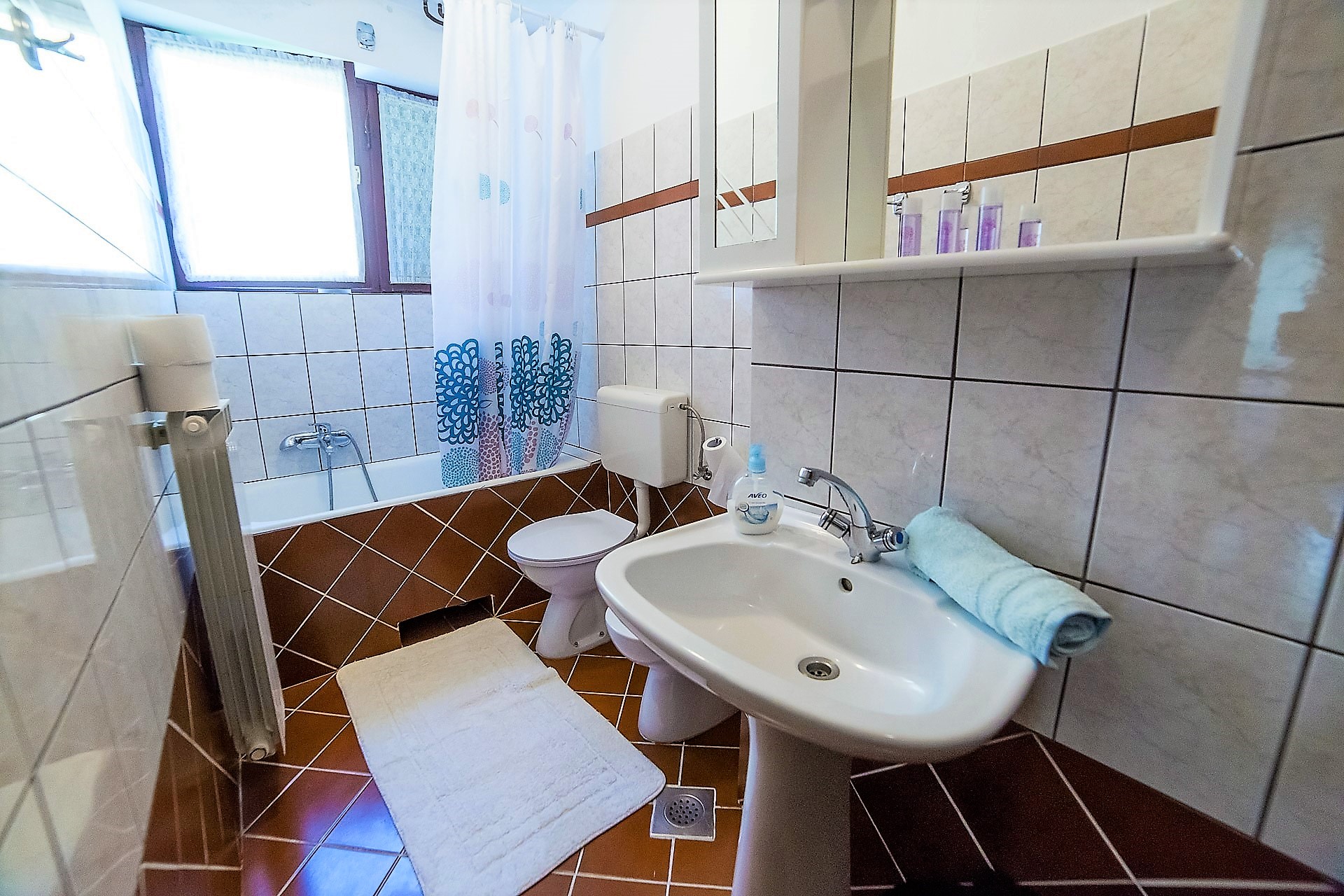 apartment aquamarine porec bathroom with bathtube (3) – kopija.jpg