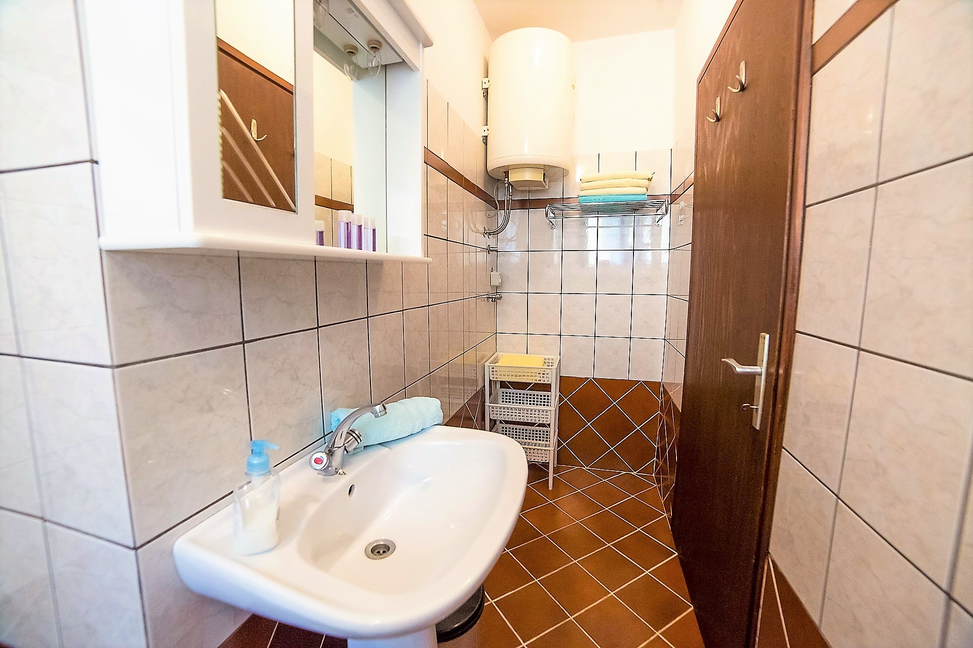 aquamarine apartment in porec bathroom with towels (3).jpg